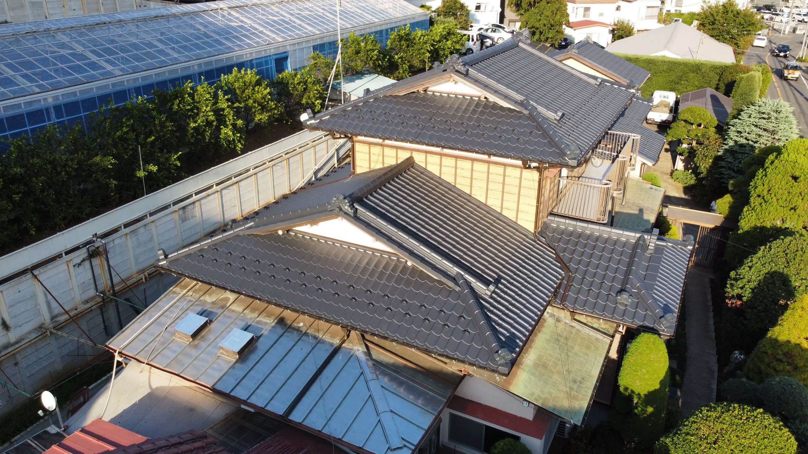 瓦屋根の葺き替えで 軽くて安心な屋根へ